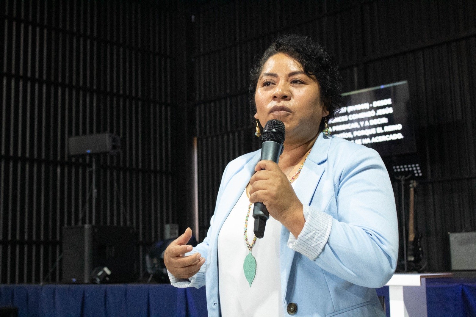 Nuestra pastora ministrando durante un servicio